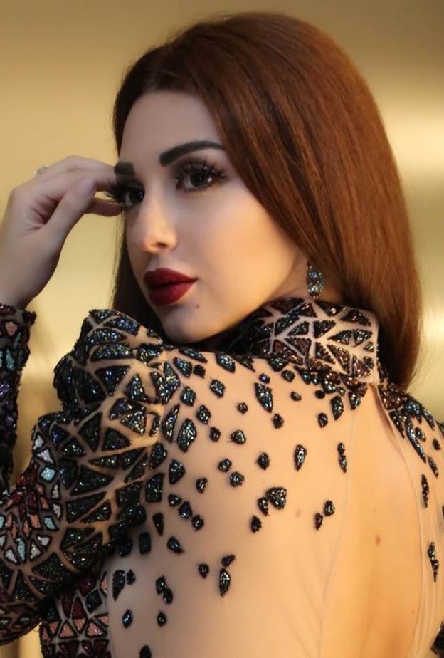 ميريام فارس بتسريحة الكيرلي المرفوعة