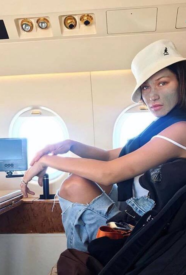 يبدو أن بيلا حديد لا تترك دقيقة واحدة دون العناية بجمالها .. حيث طبقت قناع الوجه داخل الطائرة !
