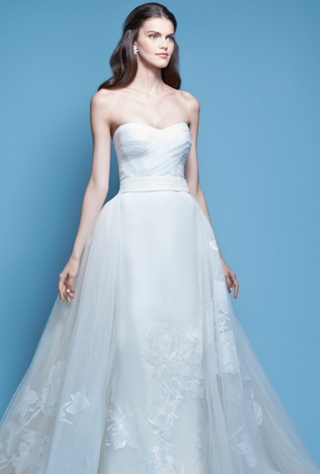 كارولينا هيريرا تحتفل مع عروسها بالورود في موسم الربيع!