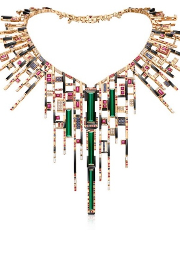 قلادة كبيرة بتصميم هندسي رائع من Chow Tai Fook