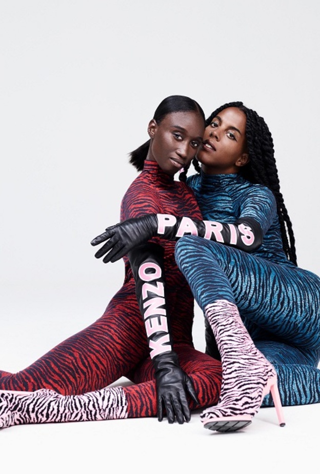 إیسامایا فرنش  یرتدي سترة جلدیة كبیرة وقمیص جیرسيه بیاقة ملفوفة تزينها رسومات النمر مع لیغینغ عالي الخصر