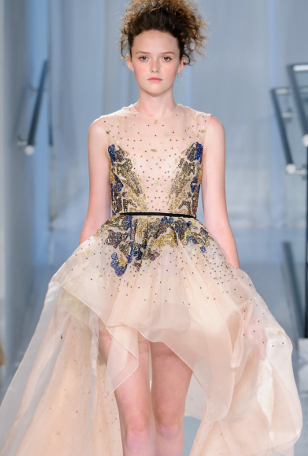 ريم عكرا تبدع في تصميم هذا الفستان المموّج اللّون