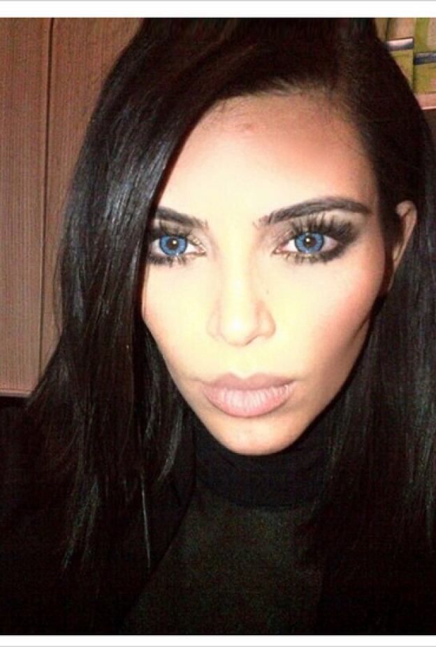 كيم كاردشيان سئمت من لون عينيها السوداوين فقررت تجربة اللون الأزرق