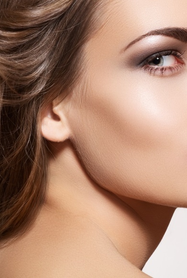 خطوات و طرق بسيطة لتنحيف الوجه بالمكياج 