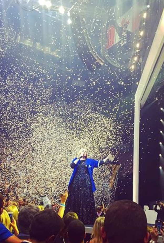 أديل تلقت مفاجأة كبيرة أثناء حفلها الأخير