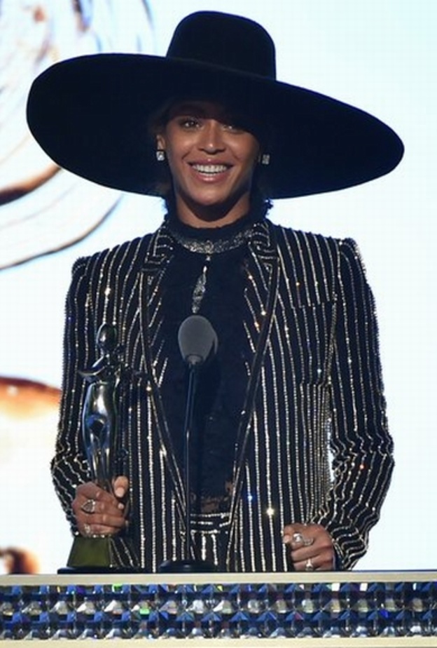  بيونسيه تحصل على جائزة أيقونة الموضة لعام 2016