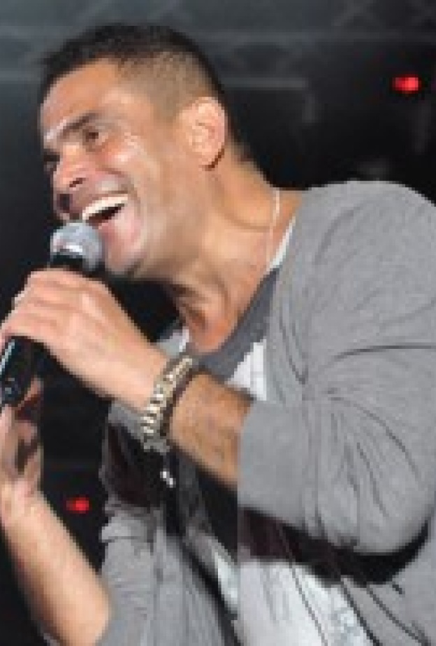 عمرو دياب يحيي حفلا لعروسين بروسيا 