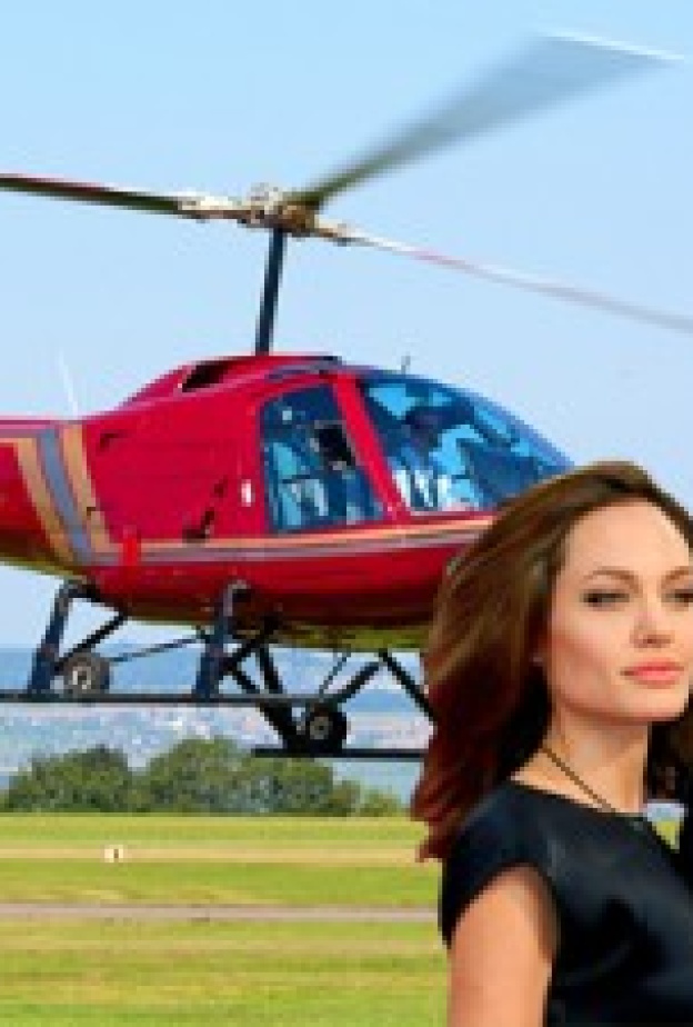 أنجلينا تهادي براد بمروحية 