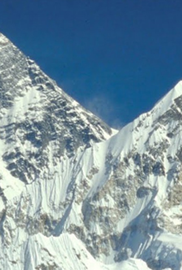 اكبر امراة تتسلق قمة افرست  