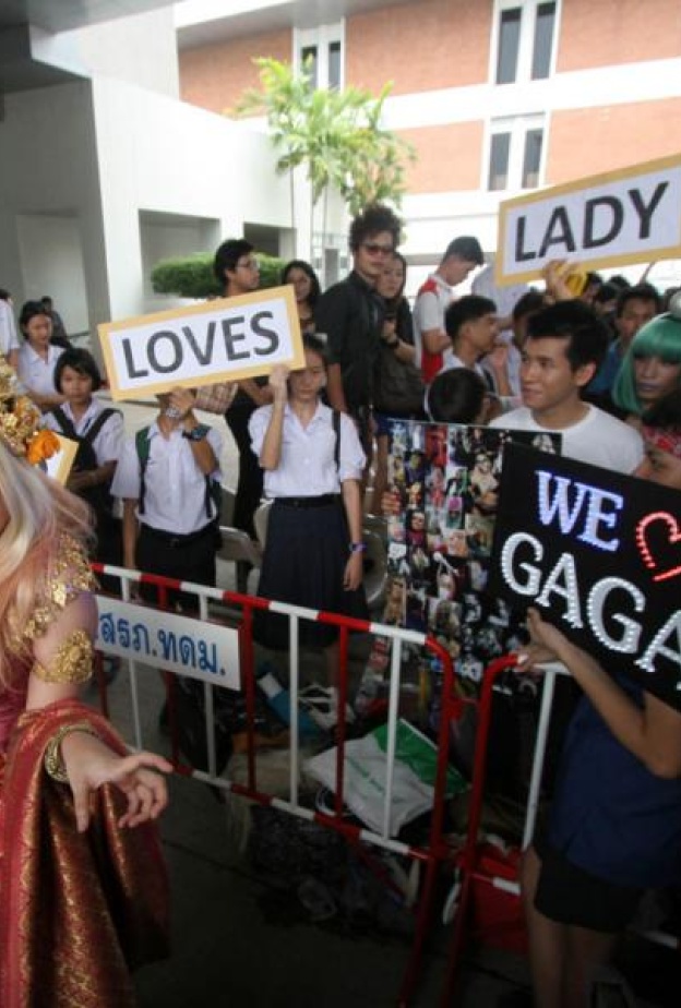 ليدي غاغا تغضب معجبيها التايلانديين  
