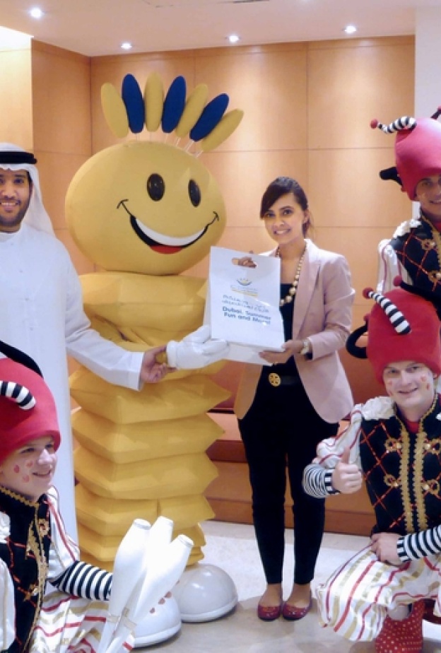 مدهش يفاجئ موظفة متميزة 