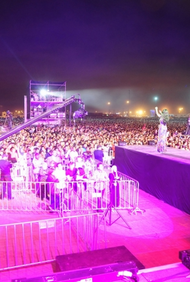 100ألف شخص يغنون مع رولا سعد!!