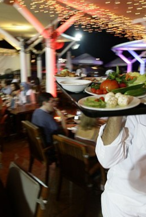 المائدة الرمضانية تجمع اللبنانين..والخيم لعشاق السهر