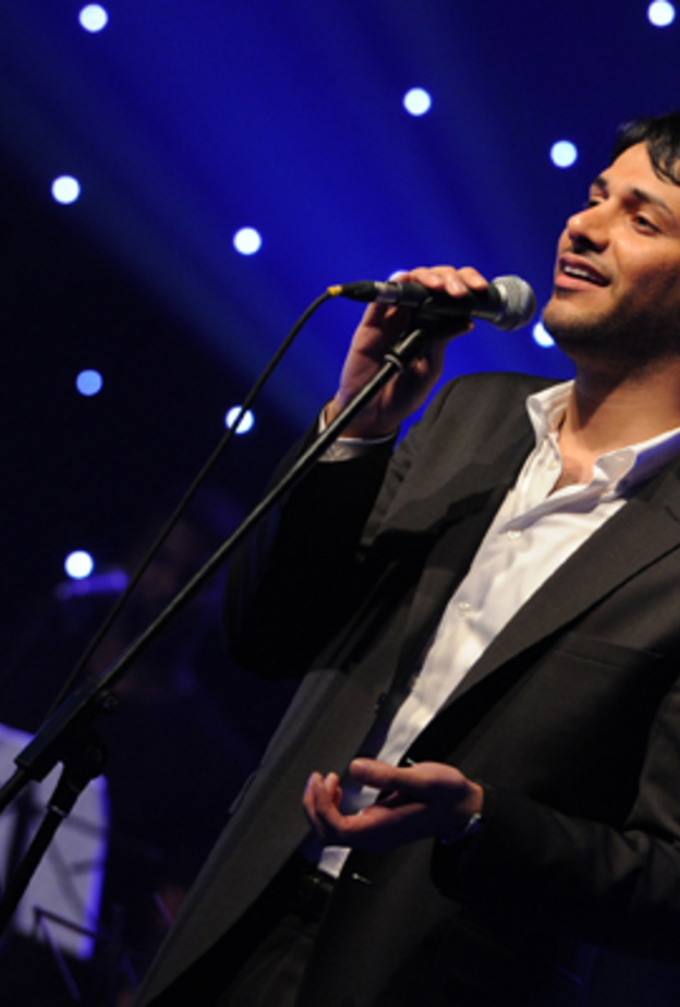 منصور زايد يعايد الجمهور  في أبوظبي