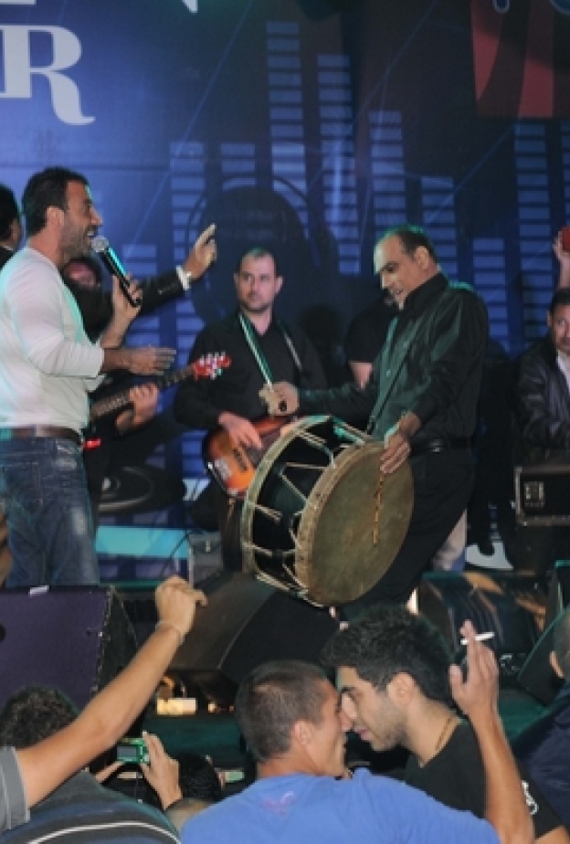 جو أشقر في حفل في بلدة إهدن