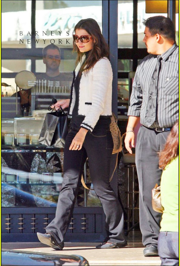 كايتي هولمز خارجة من متجر بارنيز