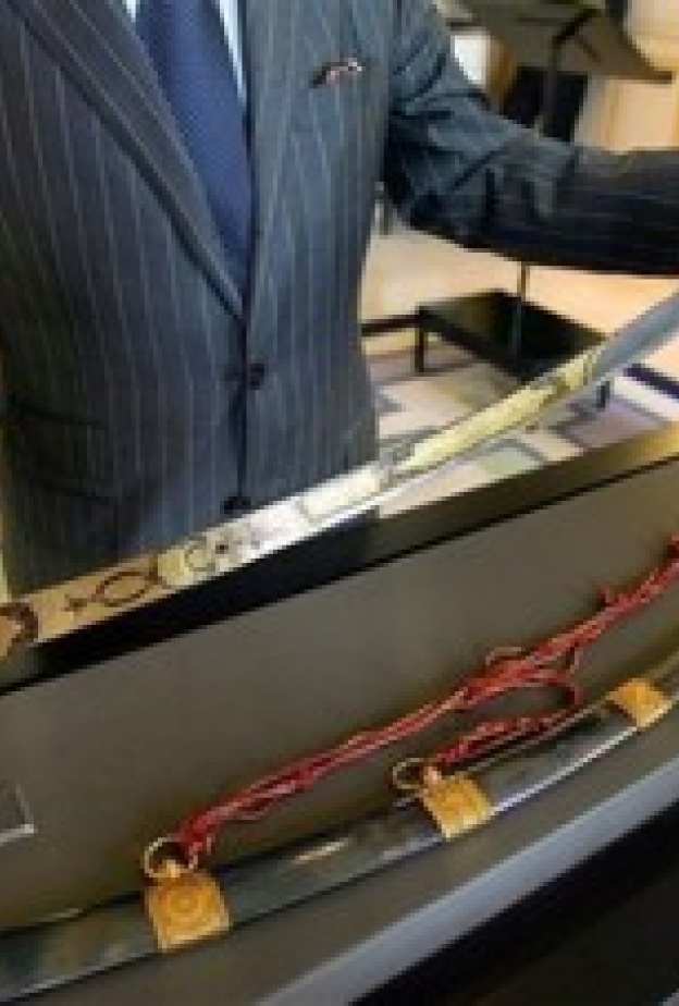 سيف أثري صيني في المزاد