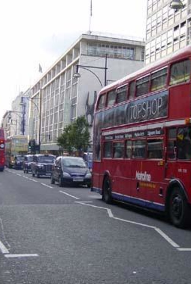 حافلات باللون الأحمر من طابق واحد أو طابقين