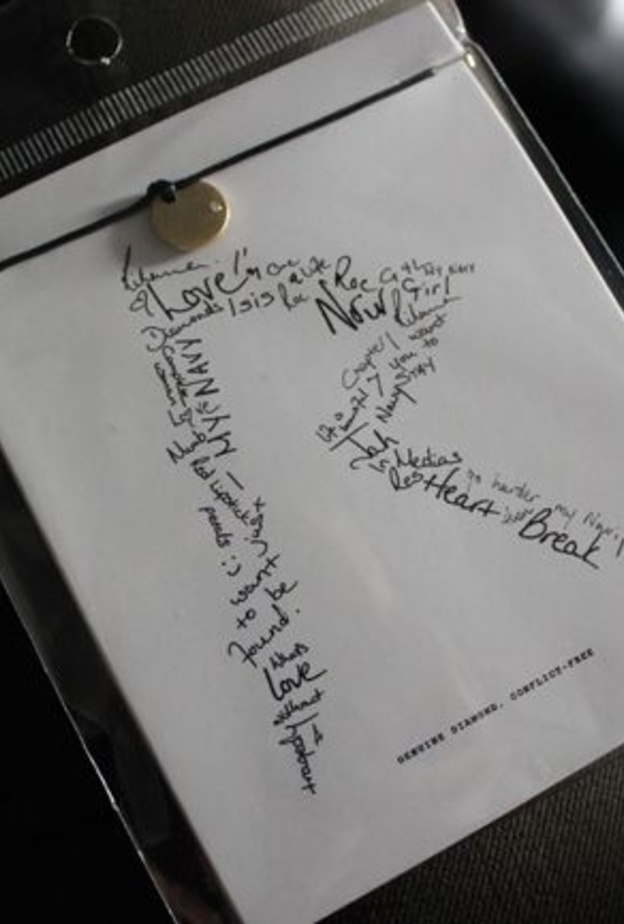 هدية ريهانا لكل مسافر سوار من الذهب مع ماسة