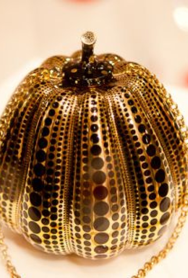 Louis Vuitton Pumpkin Minaudiere $حقيبة يد بـ 133,430