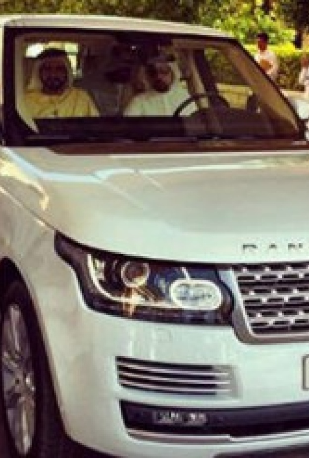  الشيخ محمّد داخل سيارته الجديدة RANGE ROVER 2013