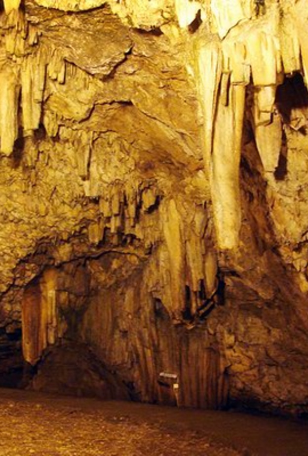 الممر الذي يصل البحيرتين ببعضهما