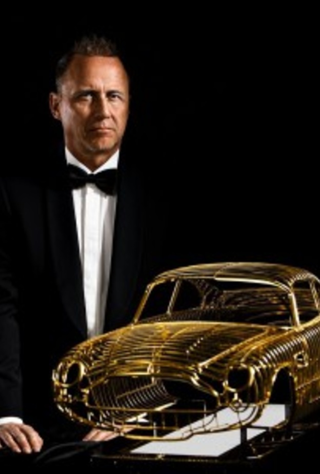  الفنان السويسري دانتي مع إحدى مجسماته الثمينة