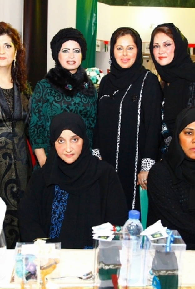 الشيخة شمسة بنت حشر آل مكتوم وعبد العزيز المازم مدير أول قسم تأسيس وتطوير الأعمال في مؤسسة محمد بن راشد لتنمية المشاريع الصغيرة والمتوسطة، ونجود، ومن اليمين وقوفاً : حرم قنصل عام فلسطين وسحر المدني حرم القنصل العام السعودي وفريدة اجمل والمصممة الكويتية منتهى العجيل ومها الحركة.