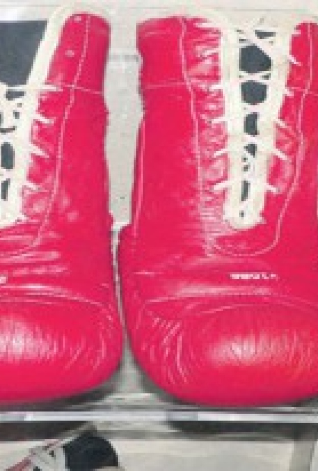 قفازات محمد علي كلاي بــ 800 ألف دولار