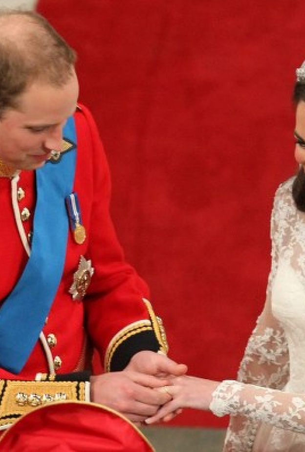 كيت ترتدي خاتم الزواج في حفل أسطوري