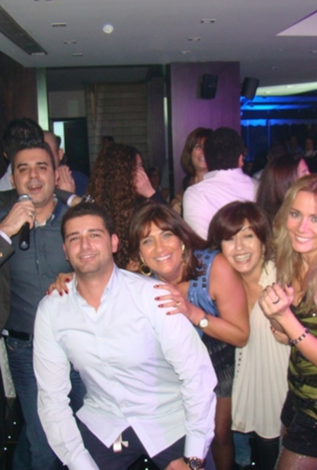 يغني مع المخرج ايلي ابي عاد في Qube