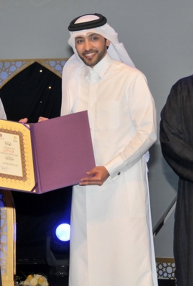 أثناء التكريم والشيخ عبد الله بن زايد ووزير الثقافة الإماراتي