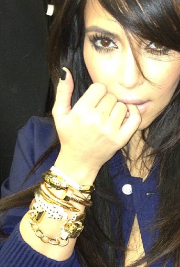 كيم ترتدي السوار هدية كاني