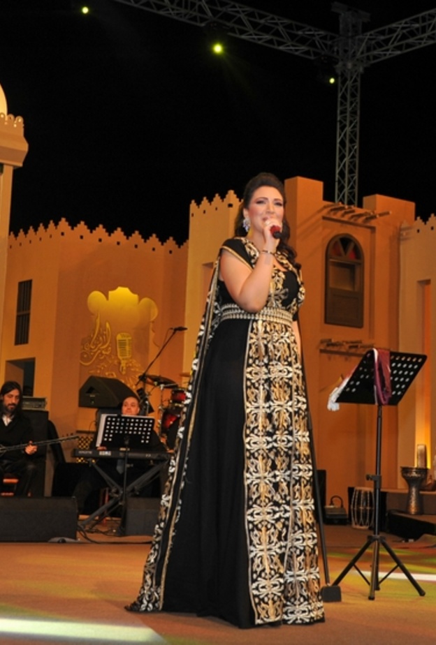 أسماء لمنور تغني في الدوحة
