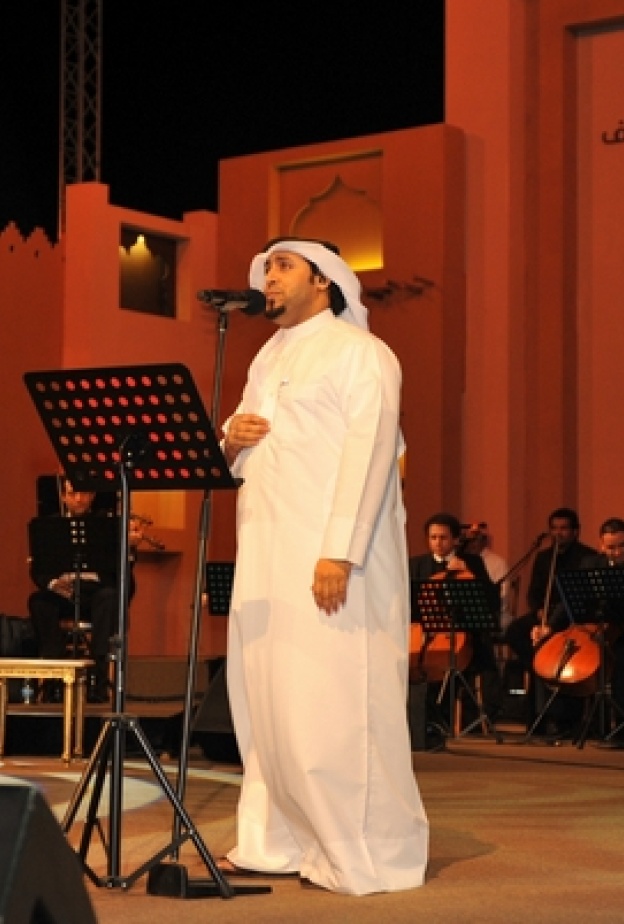 القيصر يغني على المسرح المكشوف في سوق من ليالي احتفالات مهرجان الربيع الغنائية