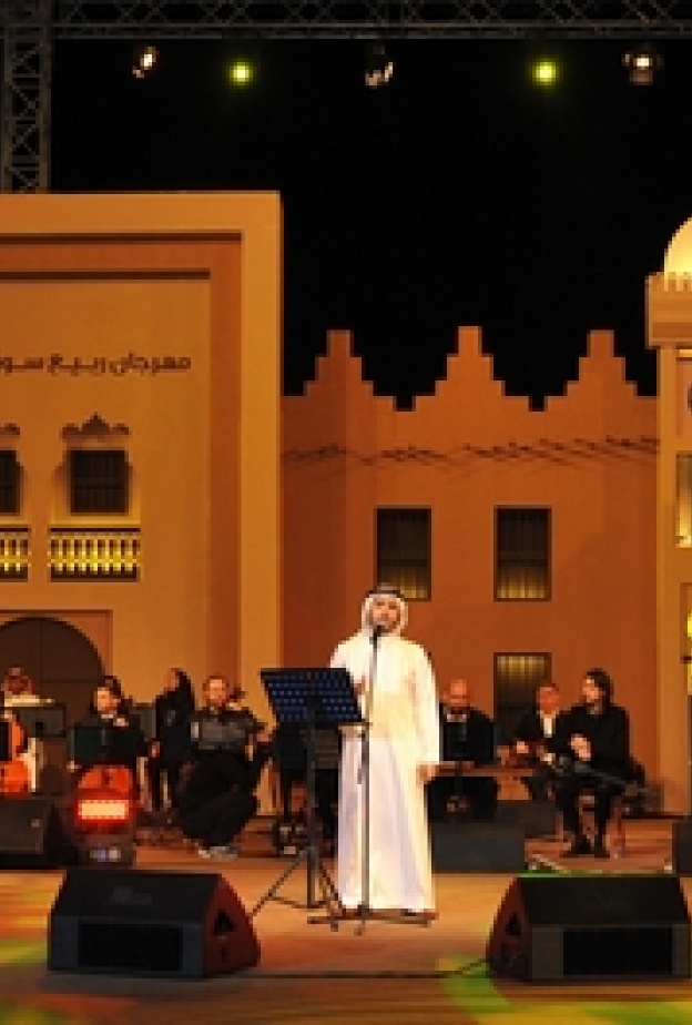 يغني الفنان السعودي نايف البدر في سوق واقف