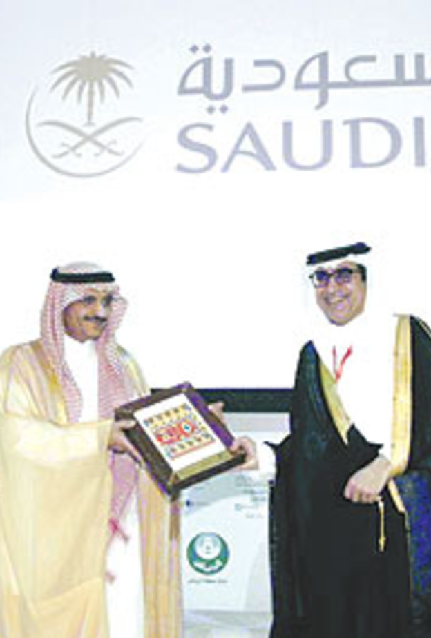 الأمير خالد بن بندر يسلم د. عزام الدخيل العضو المنتدب لـالمجموعة السعودية للأبحاث والتسويق درعا تكريمية في ملتقى السفر والسياحة