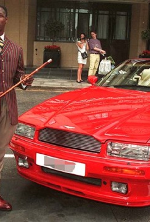 Aston Martin convertible الملاكم المعتزل كريس أوبانك أمام سيارته المكشوفة