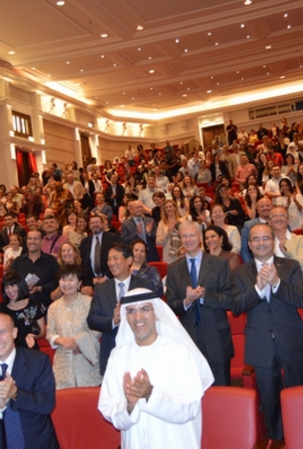 الحضور يعبر عن إعجابه بالعزف