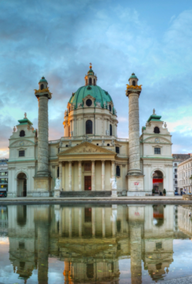 Karlskirche في فيينا، النمسا في الصباح عند شروق الشمس