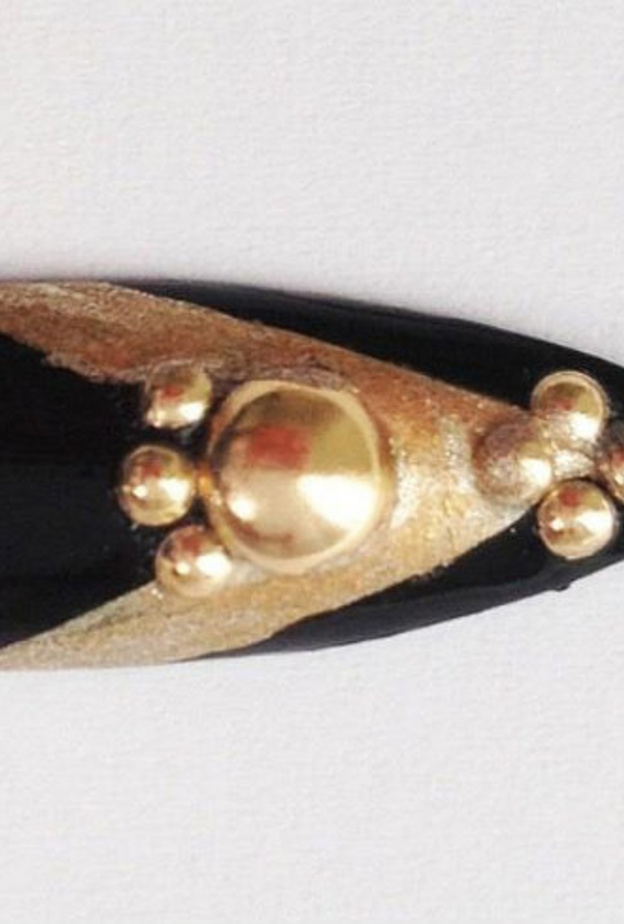 الأظفر الاكريليك الضائع من اللايدي غاغا