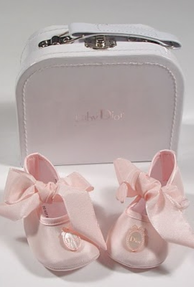 Baby Dior ومن الهدايا حذاء مصنوع خصيصاً للمولودة من