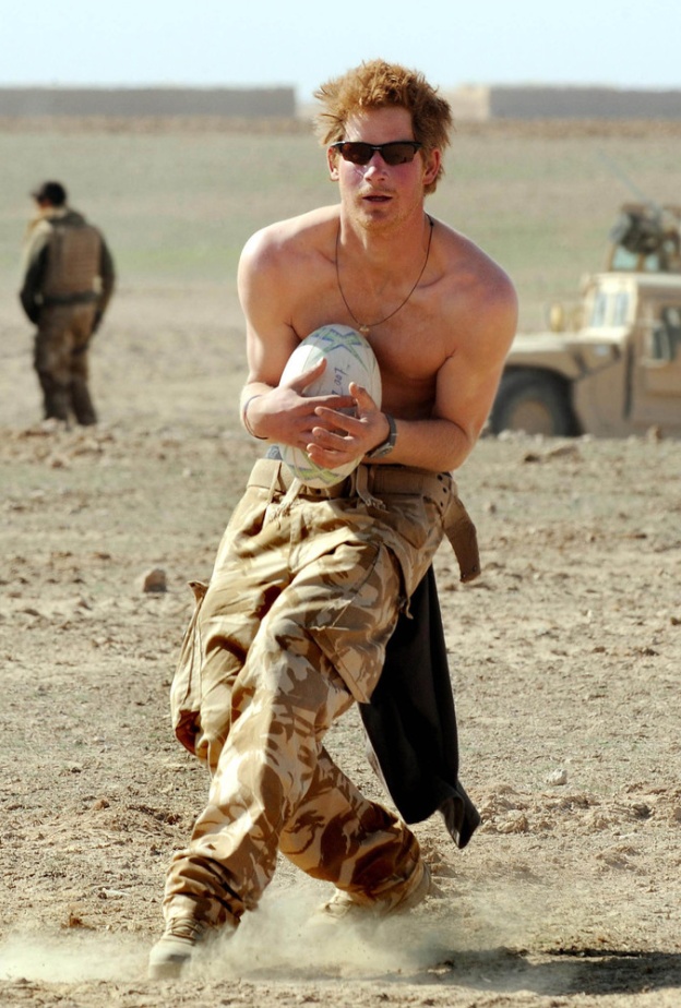 اثناء تدريبه في افغانستان ويلعب الفوتبل الامريكي