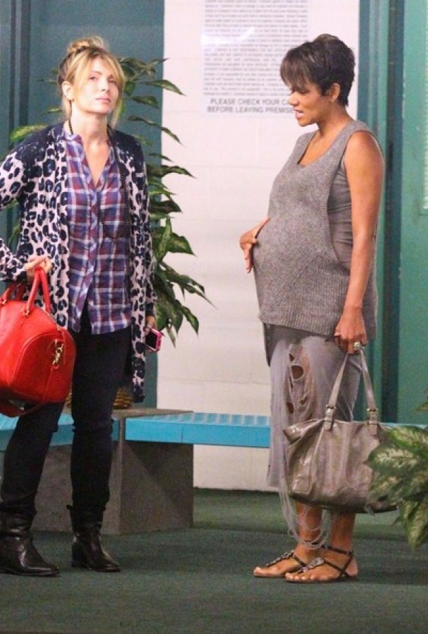 الممثلة الحامل Halle Berry بعد إحدى الفعاليات في هوليوود