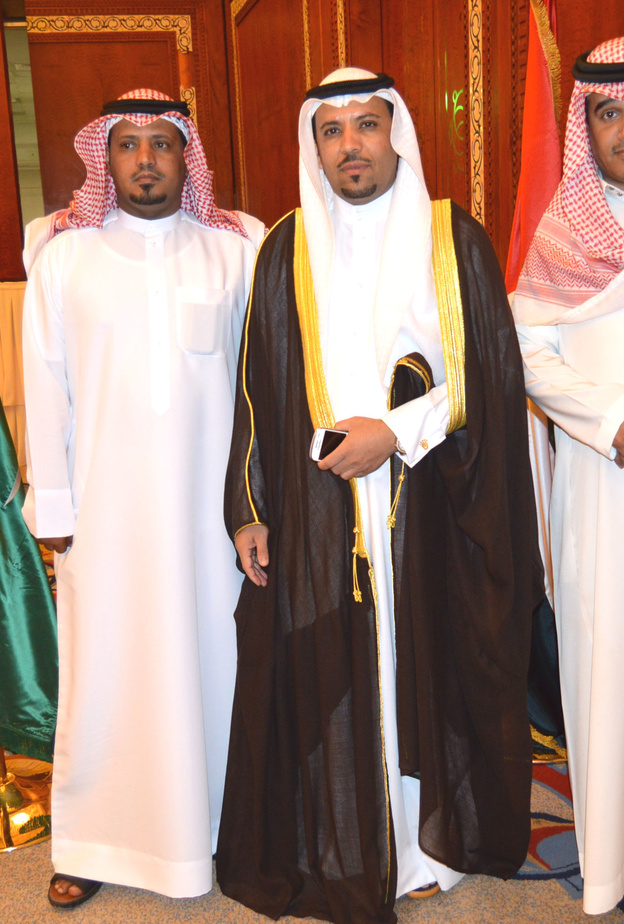 دبلوماسي سعودي مع مدعوين