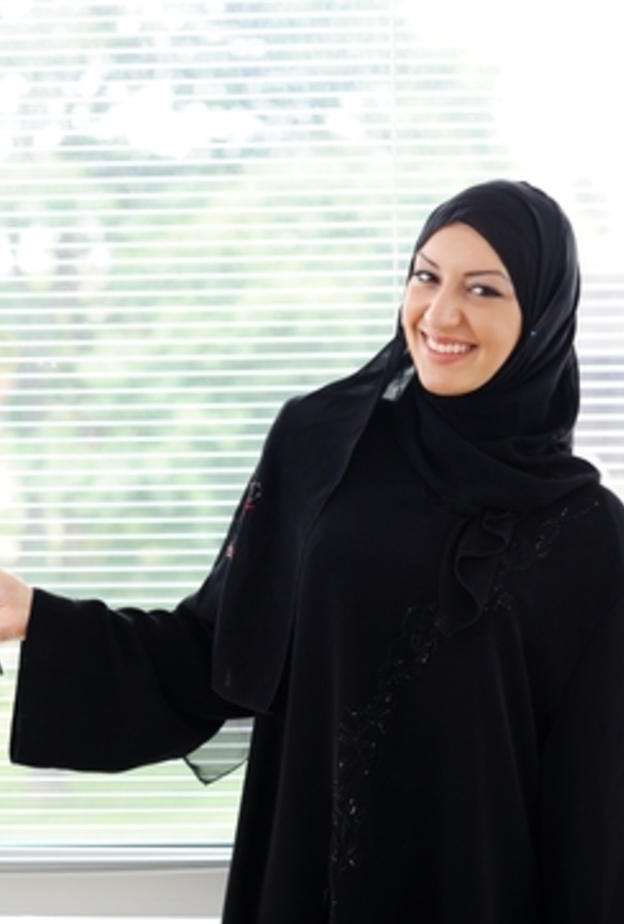 عمل المرأة... هل يفقدها بريق الأنوثة؟