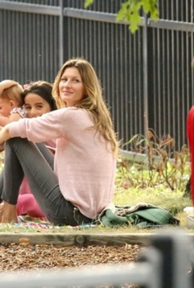Gisele Bundchen في نزهة عائلية