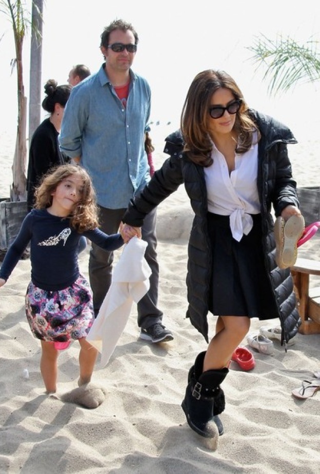 بالصور: سلمى حايك تقضي يوماً على الشاطئ مع ابنتها أثناء تصوير أحدث أفلامها 