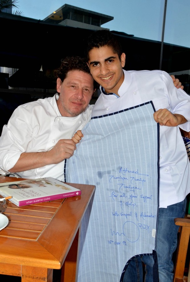 مع أحمد بعد إنتهاء فقرة الطهي وقد أهداه مريلته الخاصة