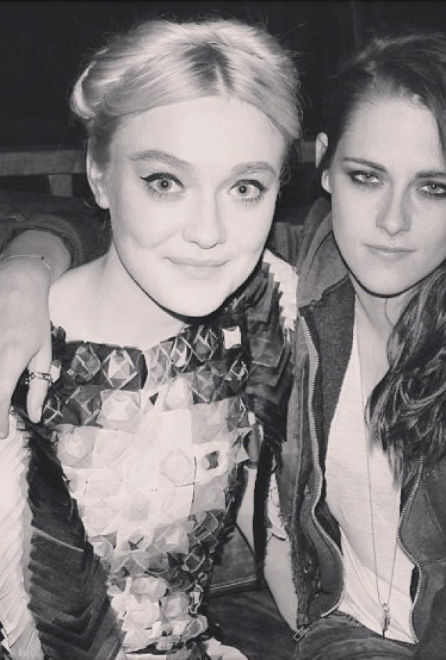 النجمتان Dakota Fanning وKristen Stewart وجدتا الدفء في لم الشمل